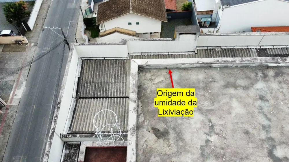 Imagem aerea de drone identificando a origem de umidade em laje de cobertura